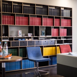 Lesebereich und Fachbibliothek